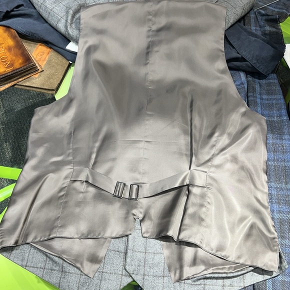 Canali Men’s three piece Suit. Sleeve 26.5
Shoulder 18.5. Retail $2,695 - Picture 7 of 8